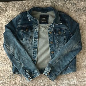 Blue Jean jacket. Size M. In good condition.